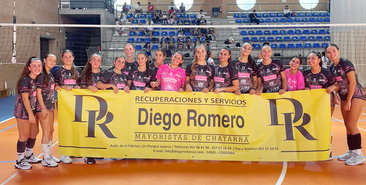 Las jugadoras azulinas posando con la pancarta de su nuevo patrocinador