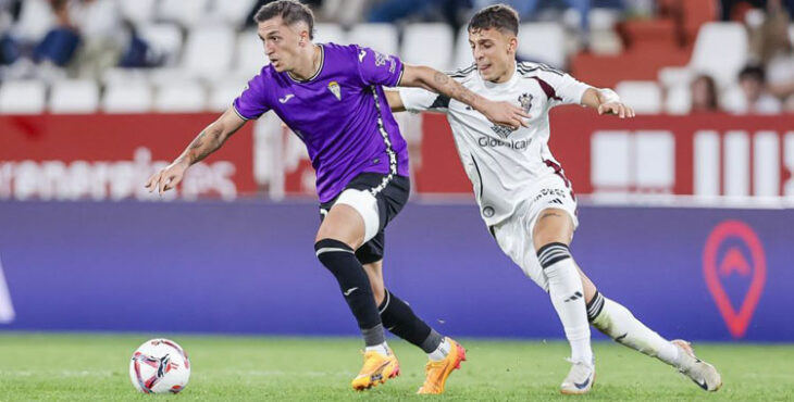 Carracedo se marcha de un jugador del Albacete. Foto: LaLiga Hypermotion