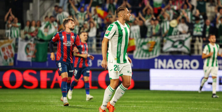 Casas delante de la afición cordobesista presente en El Alcoraz. Fotografía: Córdoba CF