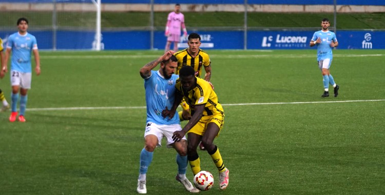 Iván Vela luchando por el balón. Foto: Ciudad de Lucena