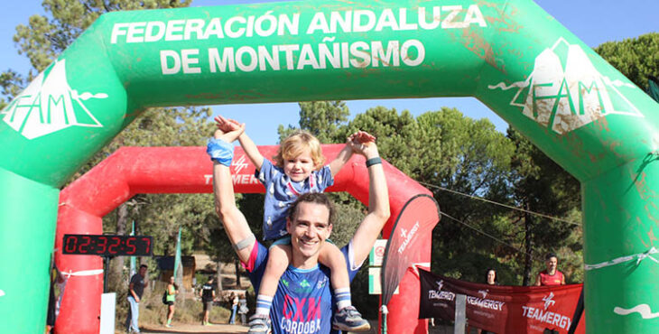El cordobés Daniel Luque celebrando su victoria con su hijo en línea de meta.