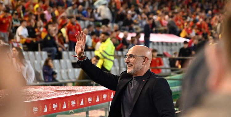 Luis de la Fuente saludando a los aficionados cordobesistas en su segunda vez en El Arcángel, la primera fue con la Sub-21.