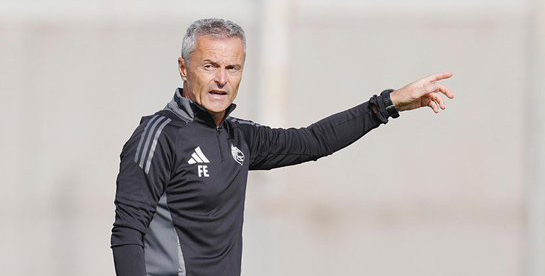 Fran Escribá dirigiendo un entrenamiento del Granada. Fotografía: Granada CF