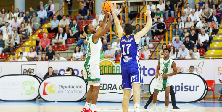 Isaac Mushila lanzando a canasta ante el Clínica Ponferrada. Foto: Coto Córdoba Club de Baloncesto