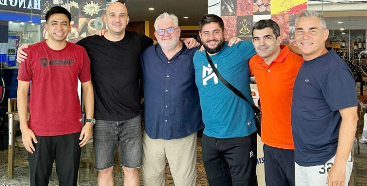 Josan González junto a otros técnicos españoles en Tailandia. Foto: @MiguelRodrigoCS