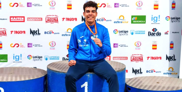 José Medina, con su medalla. Foto: Real Federación Española de Kárate