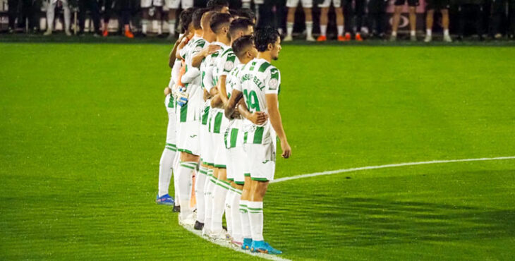 El Córdoba en formación en el minuto de silencio por las víctimas de Valencia y otras zonas de España en Olot. Foto: @UEOlot1921