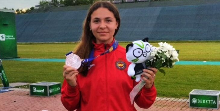 Noelia Pontes con la medalla de plata que obtuvo en el Campeonato del Mundo Júnior celebrado en Lima (Perú). Foto: Noelia Pontes