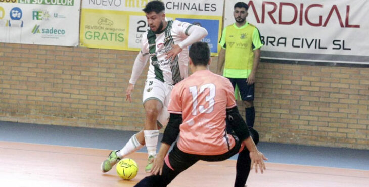 Pablo Cendán encarando al meta del Malacitano. Foto: Edu Luque / Córdoba Futsal