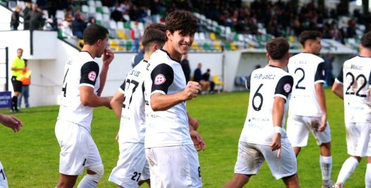 Migue Sánchez celebra un gol blanquillo. Foto: CD Pozoblanco