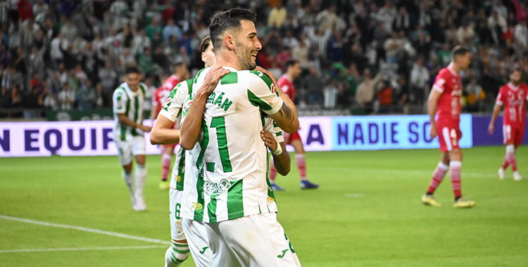 Carlos Albarrán celebrando su primer gol en el fútbol profesional.