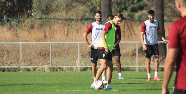 Álex Sala acariciando el balón en la Ciudad Deportiva.