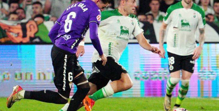 Álex Sala persigue a un jugador del Racing en El Sardinero. Foto: LaLiga Hypermotion