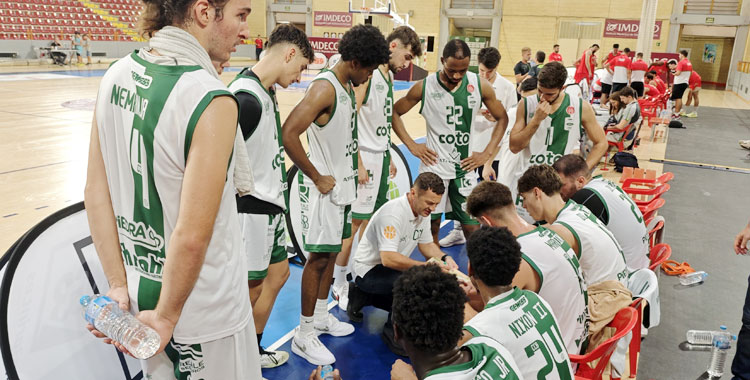 Alfredo Gálvez dando instrucciones a sus jugadores en un tiempo muerto. Foto: Córdoba Club de Baloncesto