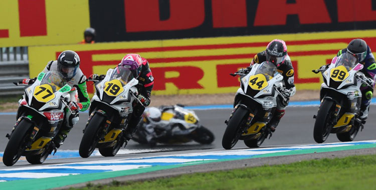 Andrea Sibaja liderando un grupo en una de las carreras