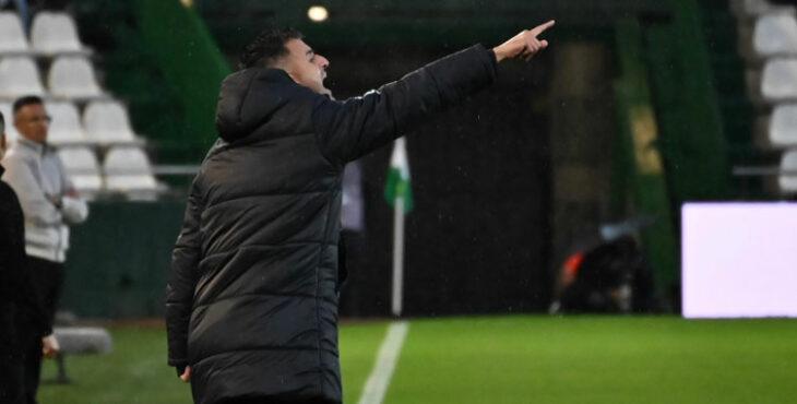 Ivan Ania, desde el banquillo dando órdenes a sus jugadores. Foto: Córdoba CF