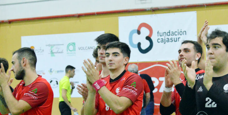 Los jugadores del Cajasur aplauden a la grada tras su victoria. Foto: Rafa Barroso / CBM