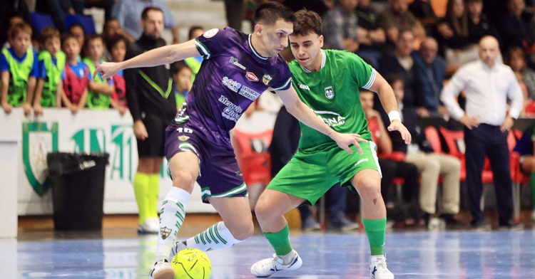 Arnaldo Báez cubre el balón ante un jugador de Xota. Foto: Jesús Aguirre