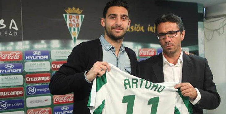 Arturo el día de su presentación en 2014 junto al entonces director deportivo del Córdoba, Pedro Cordeo.
