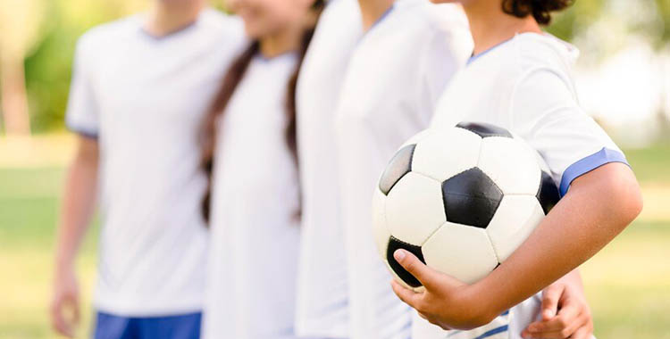 Un niño sosteniendo un balón.