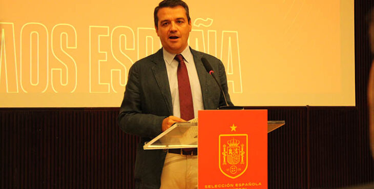 El alcalde de Córdoba, José María Bellido, durante la presentación del partido de La Roja en El Arcángel ante Serbia.