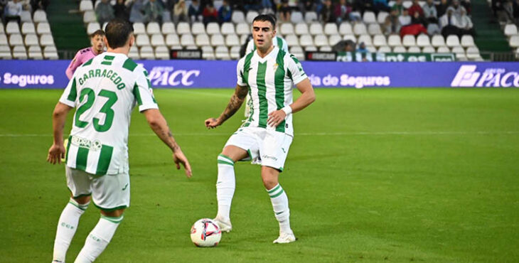 Carlos Isaac pasando el balón a Carracedo.