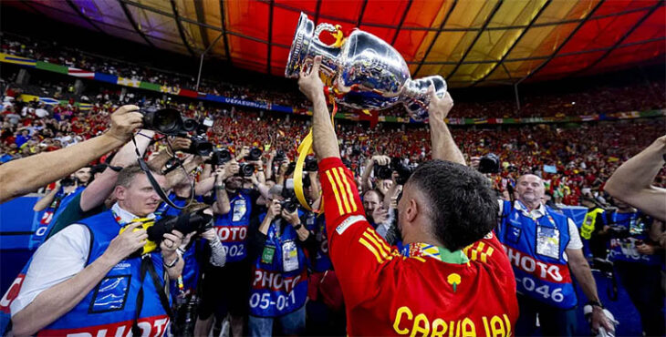 Dani Carvajal levantando la Copa de Europa de Selecciones el pasado julio en Francia.