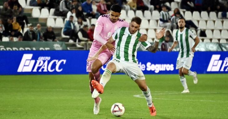 Casas pugna por el balón con un jugador del Eldense. Foto: Natalia Román