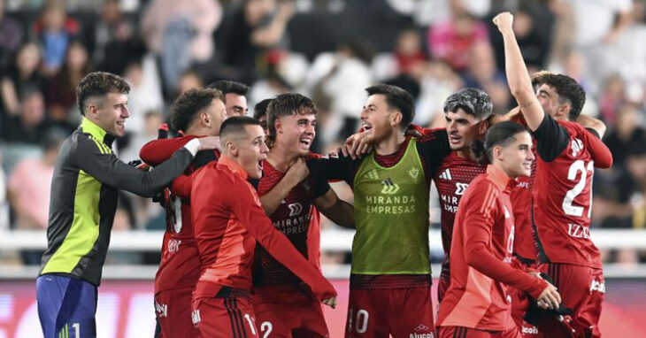 Los jugadores del Mirandés celebran su triunfo en Burgos. Foto: LaLiga Hypermotion