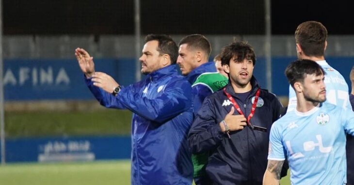 Cobos saluda a la afición tras el duelo con el Leganés. Foto: Ciudad de Lucena