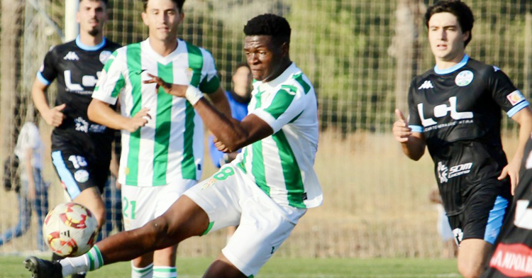 Ntji Tounkara golpea el balón ante el Ciudad de Lucena. Foto: CCF