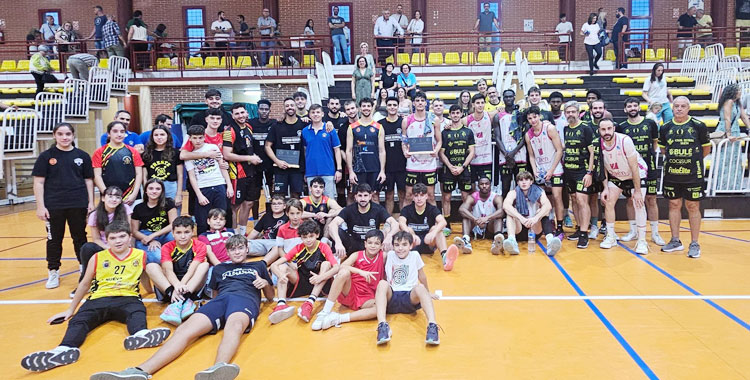 La foto de familia con la chavalería del primer equipo minero tras el último amistoso. Foto: CP Peñarroya