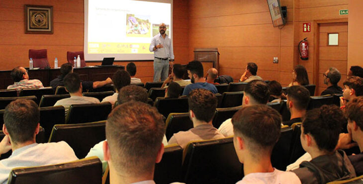 El profesro Miguel Nery de la Universidad Europea de Lisboa durante su exposición en la Sala de Grados de la Facultad de Ciencias de la Educación.