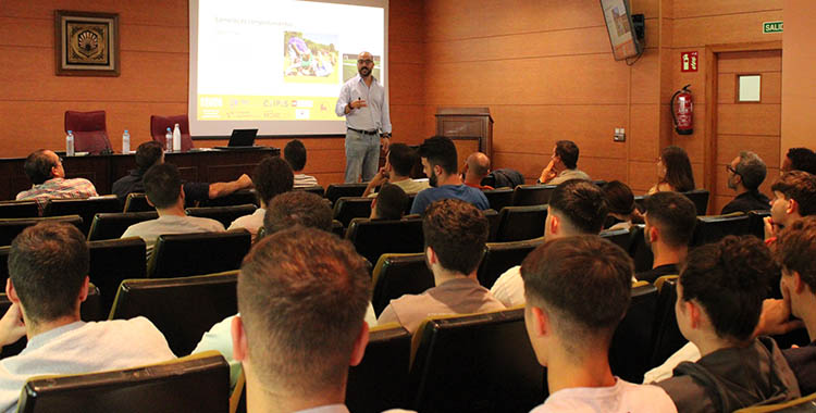 El profesro Miguel Nery de la Universidad Europea de Lisboa durante su exposición en la Sala de Grados de la Facultad de Ciencias de la Educación.