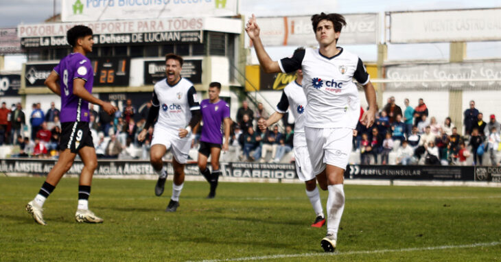 Migue Sánchez celebra su gol ante el Córdoba B. Foto: Emilio José Torres / Facebook: Torres Caballero Fotografía / Instagram: @ejtorrescaballero