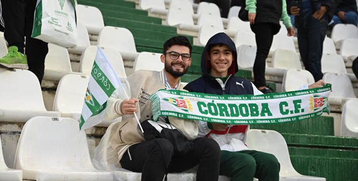 Dos aficionados del Córdoba en el partido contra el Eldense. Autora: Natalia Román