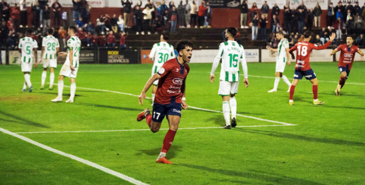 Joaco celebra el empate del Olot que conduciría a la prórroga y luego a la eliminación cordobesista en los penaltis. Foto: @UEOlot1921