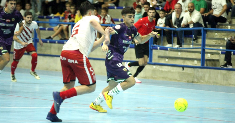 Enzo Báez trata de superar a un rival. Foto: Córdoba Patrimonio