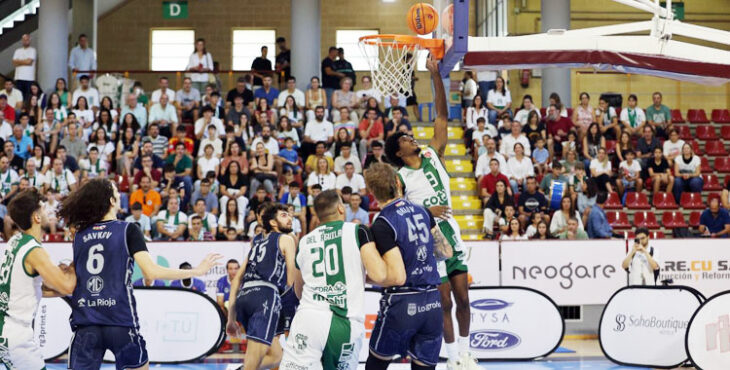 Austin Fadal deja la bandejita dentro en el primer encuentro en Vista Alegre ante el Rioverde Clavijo. Foto: Córdoba Club de Baloncesto