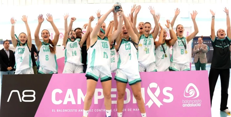 La selección provincial levantando el trofeo. Foto: Federación Andaluza de Baloncesto