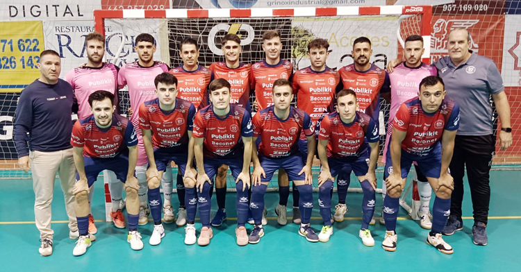 Plantel rojillo antes del duelo con el filial del Jaén. Foto: Beconet Bujalance