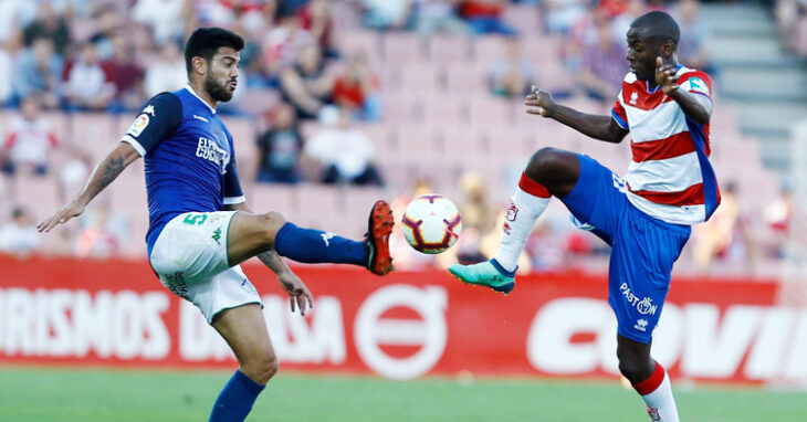 Aythami pugna por el balón en la última visita del Córdoba al Granada. Foto: LaLiga