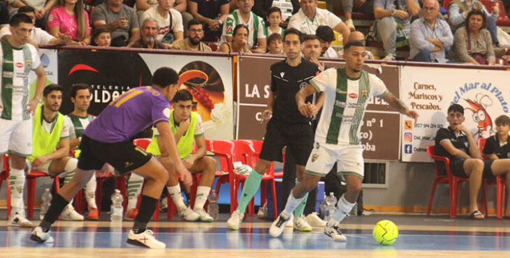 El brasileño Gui Santos saliendo con el balón controlado pese a la presión de un jugador del Industrias.