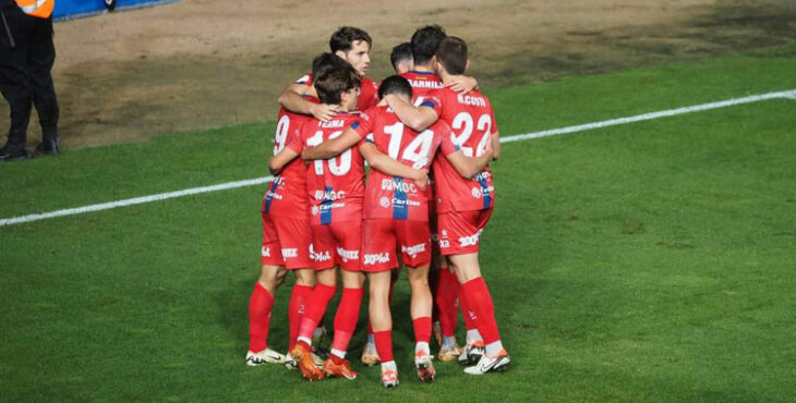 La escuadra olotense celebrando uno de sus goles en Sabadell. Foto: @UEO1921