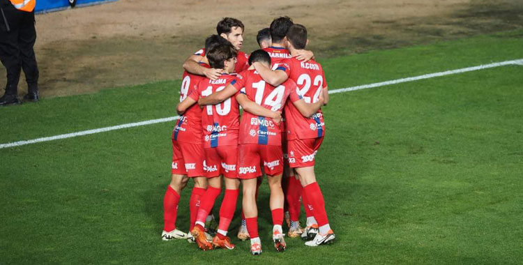 La escuadra olotense celebrando uno de sus goles en Sabadell. Foto: @UEO1921