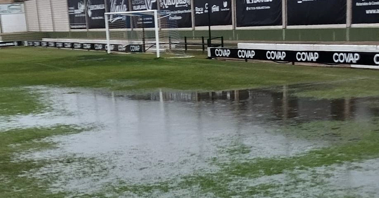 Césped del Municipal de Pozoblanco anegado tras las intensas lluvias.