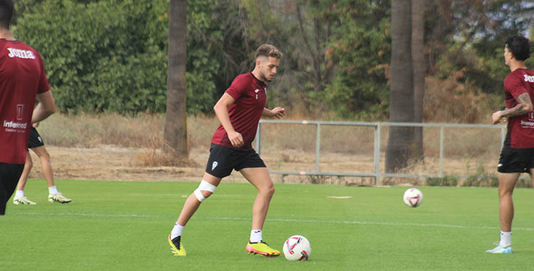 Isma Ruiz golpeando el balón en largo en el entrenamiento de este miércoles.
