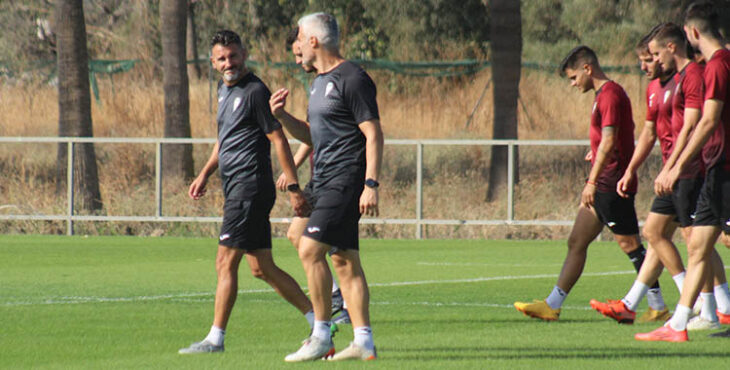 Iván Ania departiendo con su segundo, César Negredo.