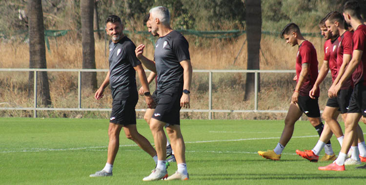 Iván Ania departiendo con su segundo, César Negredo.