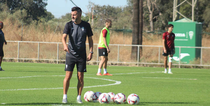 Iván Ania dando instrucciones en la Ciudad Deportiva.